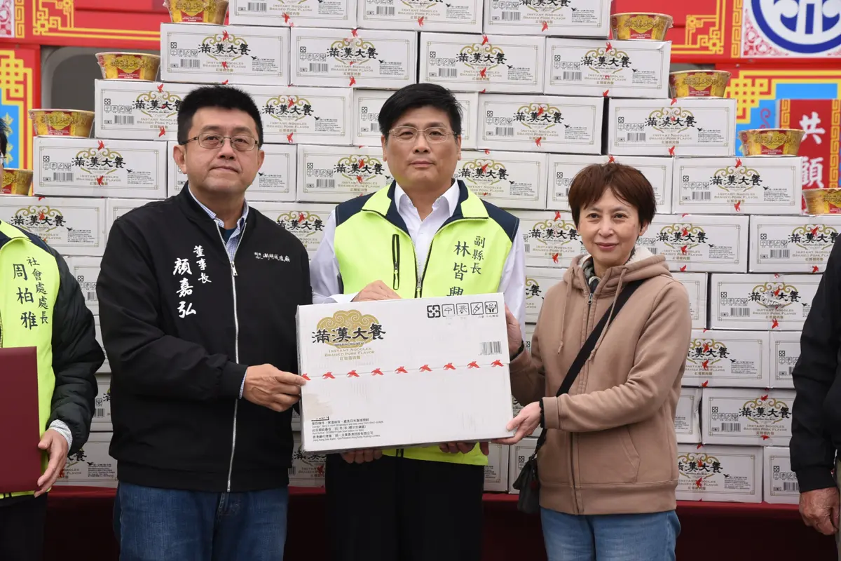 澎湖元宵暖心!城隍廟聯手百年商家捐88箱「泡麵龜」,溫暖弱勢家庭