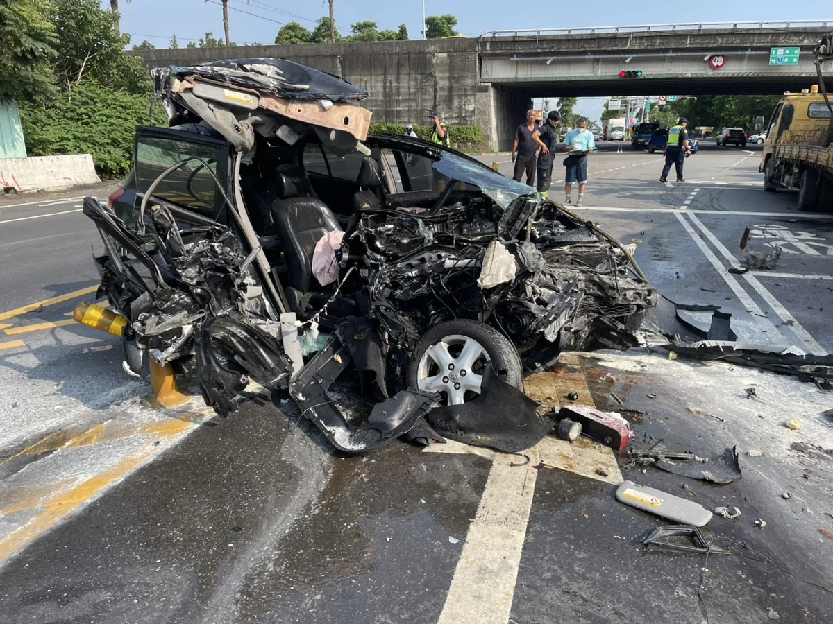 【屏東車禍】大溪路建國路口連環撞3人傷!肇事車冒煙險釀災