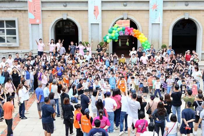 金門中正國小迎新生!傳統「滾紅蛋」祈福 6大見面禮化解開學焦慮