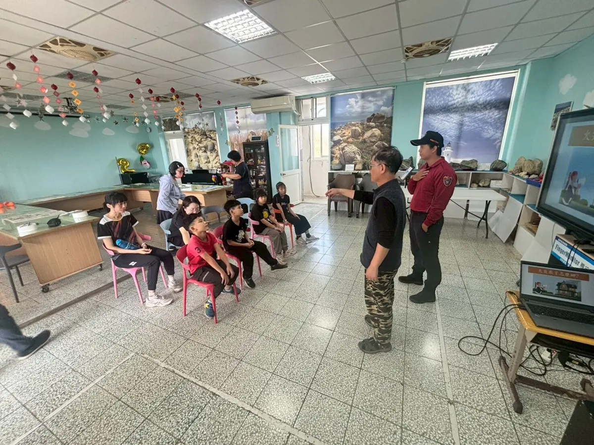 花嶼國小變身防災樂園！消防員教你用「保命神器」，學童嗨翻搶當小英雄
