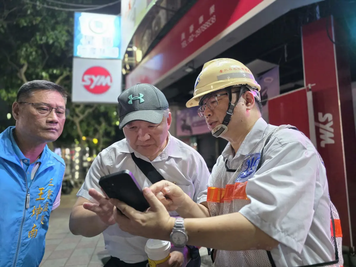 三重成功路與集成路口水管破裂!工務局急開挖 漏水點持續排查中