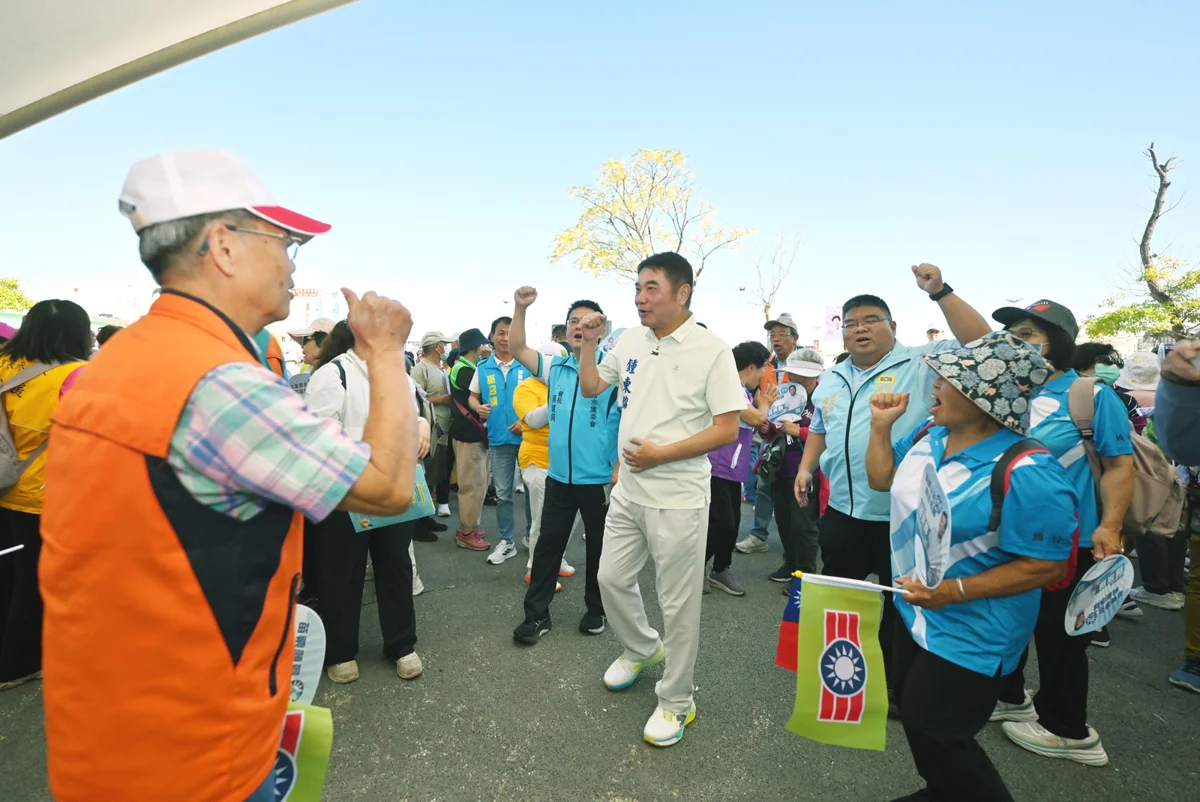 苗栗近千人齊聚!雙十國慶「揚旗健行」熱鬧登場 縣長鍾東錦回憶年少救國團趣事