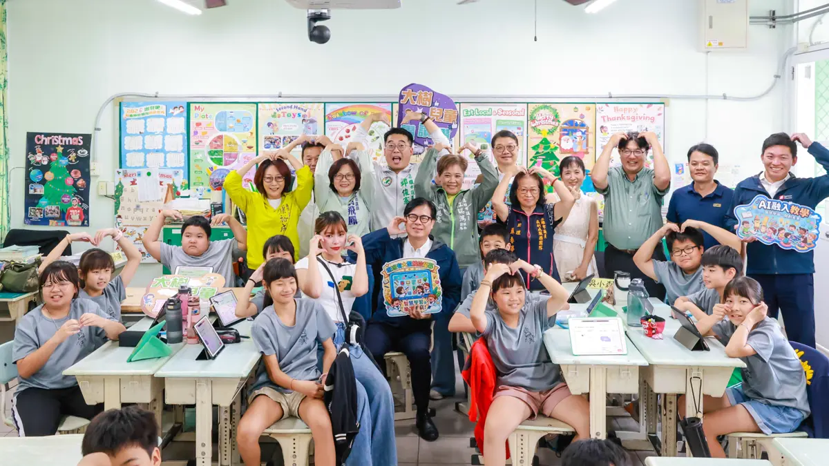 高雄5000間智慧教室啟用!陳其邁化身「小邁同學」體驗AI教學,目標118年一生一機