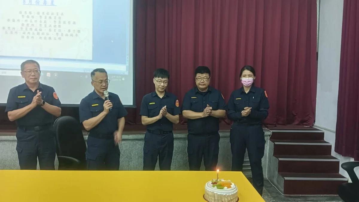成功分局溫馨慶祝8月壽星 分局長送上專屬祝福慰勞警員辛勞
