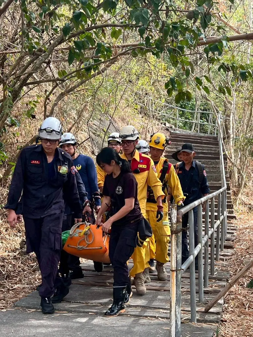 驚險！旗尾山登山客摔落陡坡 左腳踝疑斷裂 消防隊繩索垂降緊急救援