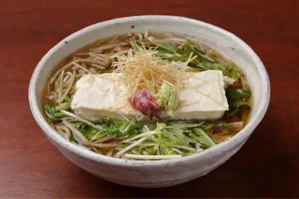米其林推薦蕎麥麵名店「上乃裏通り 雪花山房」:手工製麵與鴨肉美味,顧客讚不絕口