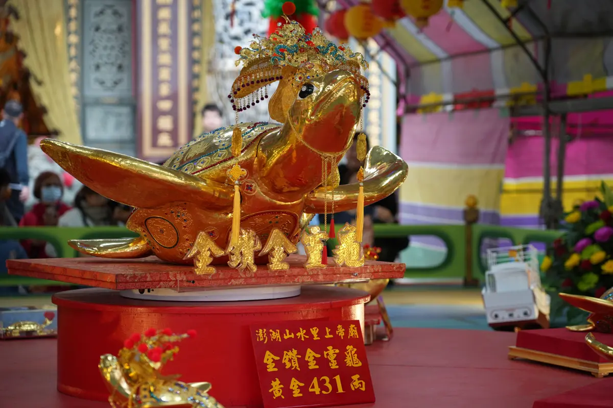 澎湖元宵「乞龜」盛典!431兩黃金龜王霸氣現身,副縣長林皆興跑遍3廟祈福