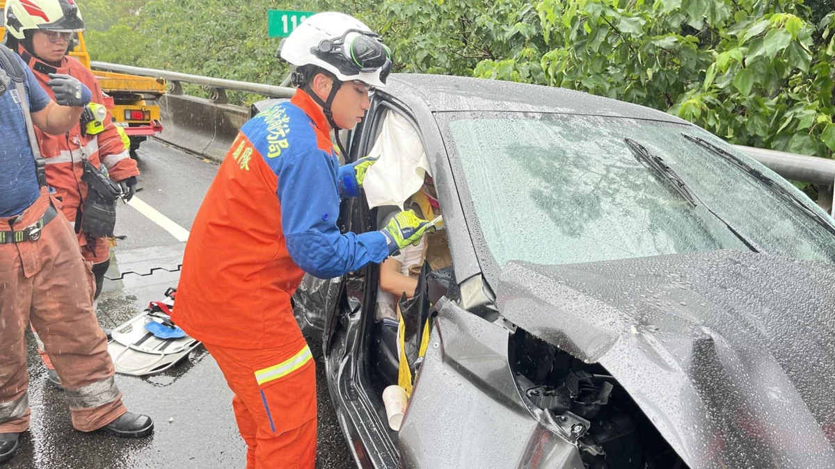 國道3號北上110.8K驚傳4車追撞!貨車翻覆、轎車嚴重變形釀2傷