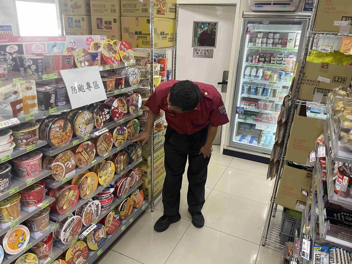 颱風季山區易釀災！六龜消防分隊攜手超商設「防颱專區」 助民眾一站購足