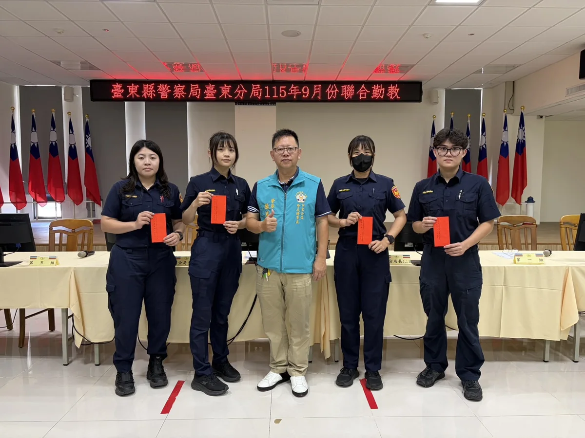 力挺波麗士!臺東警友辦事處頒獎慰勉 致贈手機支架升級巡邏配備