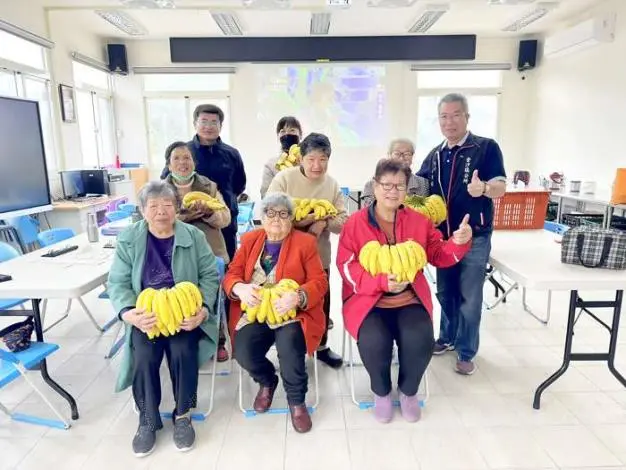金沙鎮長者共餐服務全覆蓋!鎮長吳有家親訪8大據點送暖
