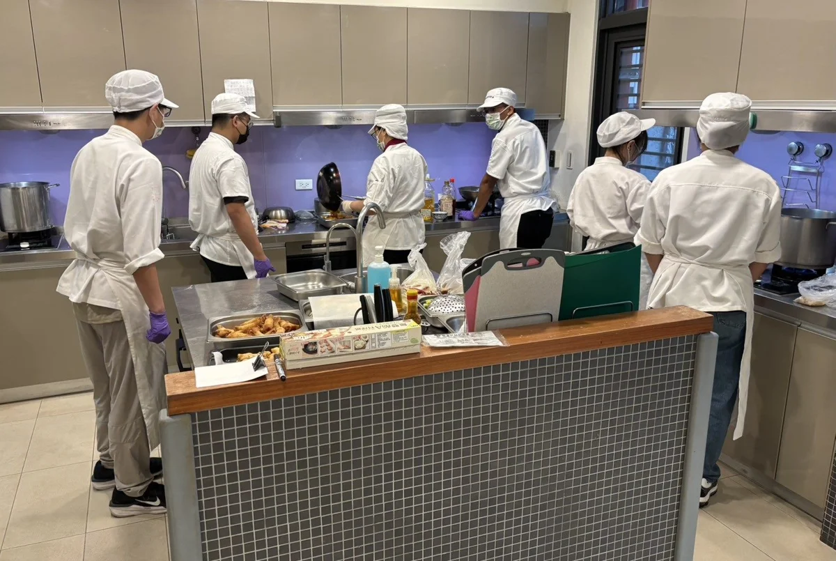 育達高中主廚帶隊義煮!化身麥當勞叔叔之家志工,9道佳餚暖胃病童家庭