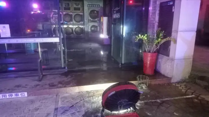 竹南自助洗衣店深夜驚傳火警!民眾神反應持滅火器自救,消防隊讚:關鍵一步!