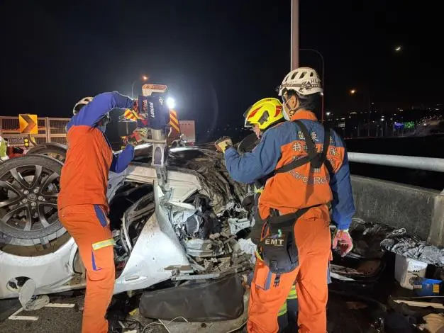 國道驚魂!銅鑼交流道轎車180度翻覆 駕駛受困 特搜隊破壞車體緊急搶救