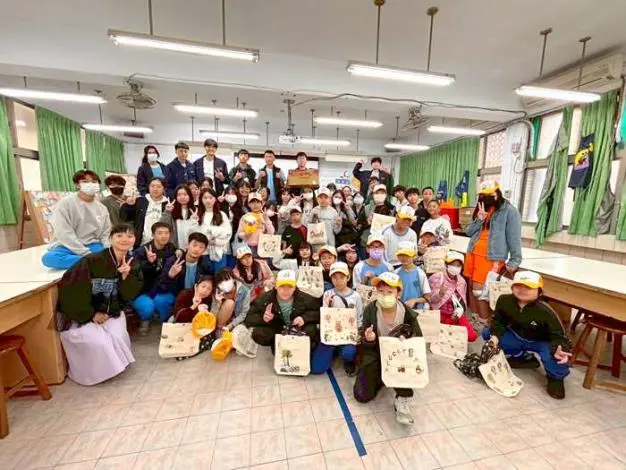 金門聖誕送暖!金中生大手牽小手,與國小學童共築薑餅屋傳遞愛
