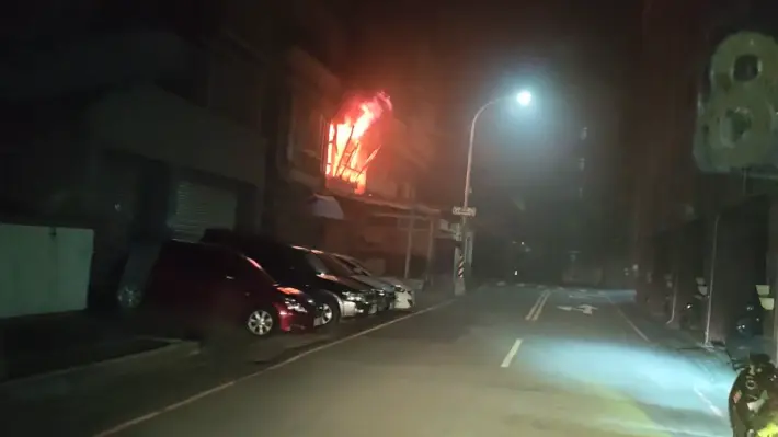 苗栗市建民街深夜住宅大火!3住戶逃頂樓獲救送醫