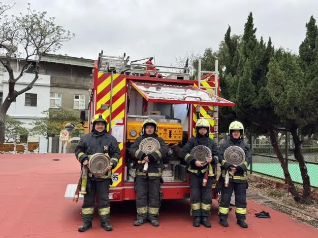 苗栗消防竹南公園大練兵!強化「長距離佈線」戰技,提升大型火場應變力