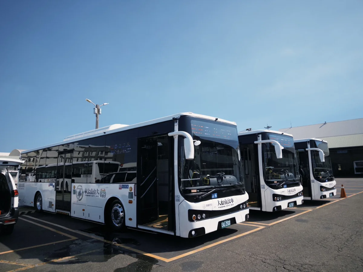 臺南交通大升級!3輛全新電動公車投入藍支線 打造低碳舒適乘車體驗