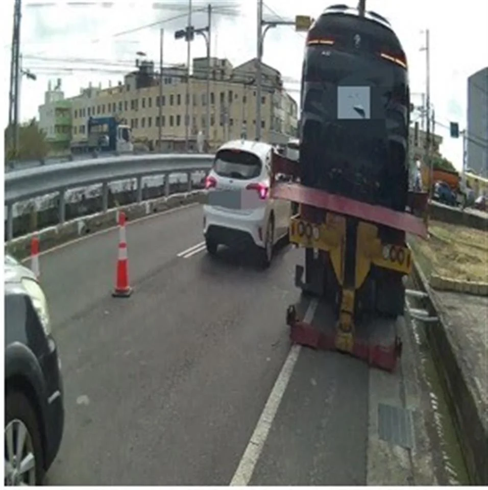 和美路口車輛拋錨險象環生!暖心警烈日下揮汗指揮化解危機