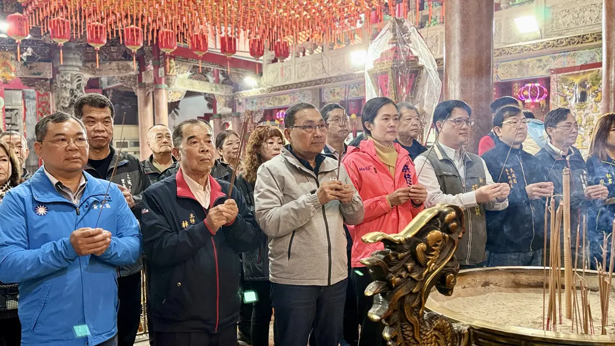 侯友宜初四走春!連跑土城、中和、永和4廟發福袋,熱情民眾清晨6點就來排