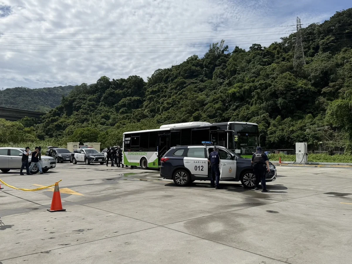 公車遇歹徒挾持怎麼辦?文山警聯合客運實兵反恐演練超逼真