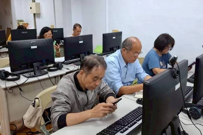 帶長輩用AI排行程!頭屋DOC推免費課程助銀髮族暢遊國內外