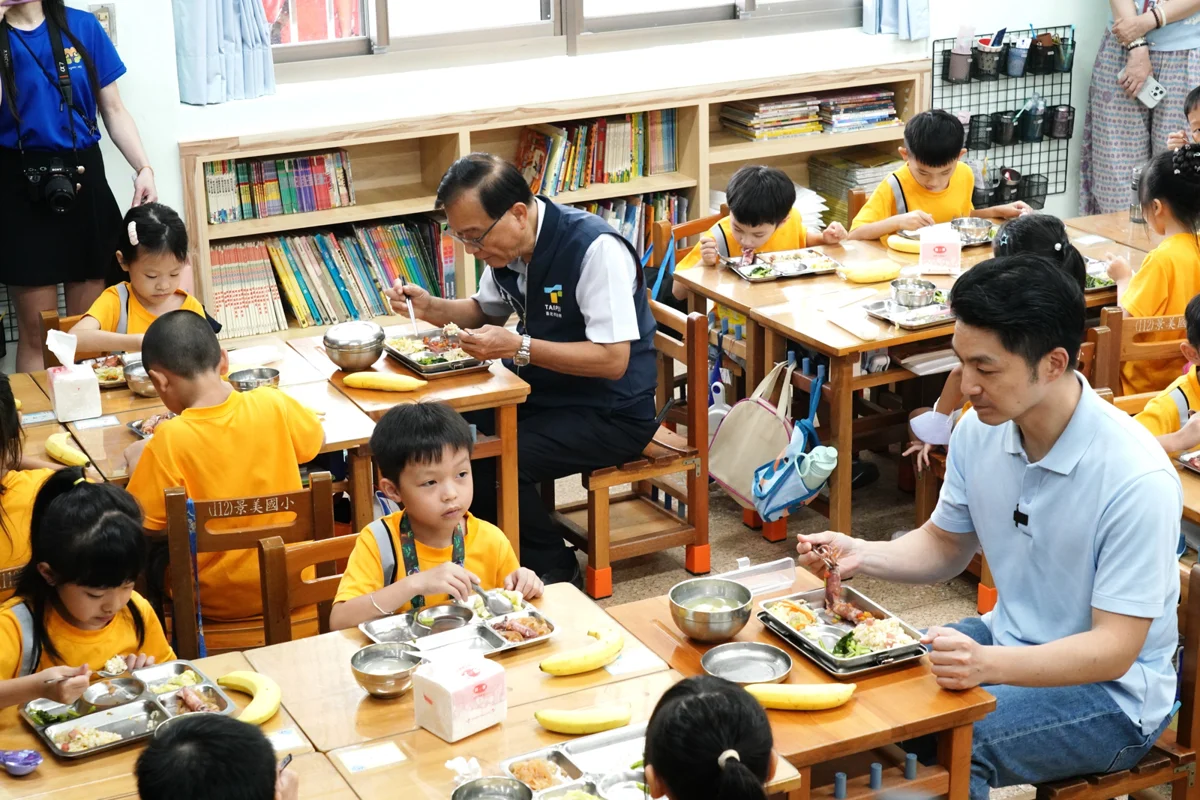 北市國中小免費午餐全面上路!蔣萬安化身校園廣播員陪學童吃「精選餐」