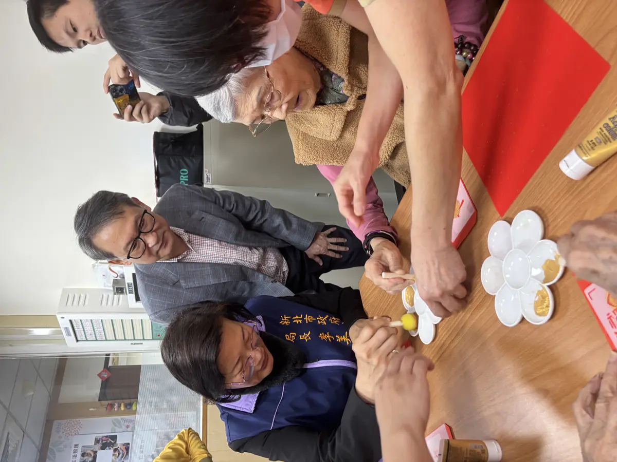 新北春節送暖!局長訪2社福機構,長輩回贈「柿柿如意」、少年邀吃火鍋超暖心