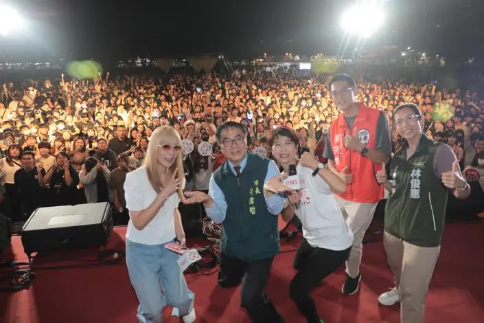 台南週末擠爆!《滾草皮音樂市集》水交社登場,黃偉哲也來「寵」毛孩