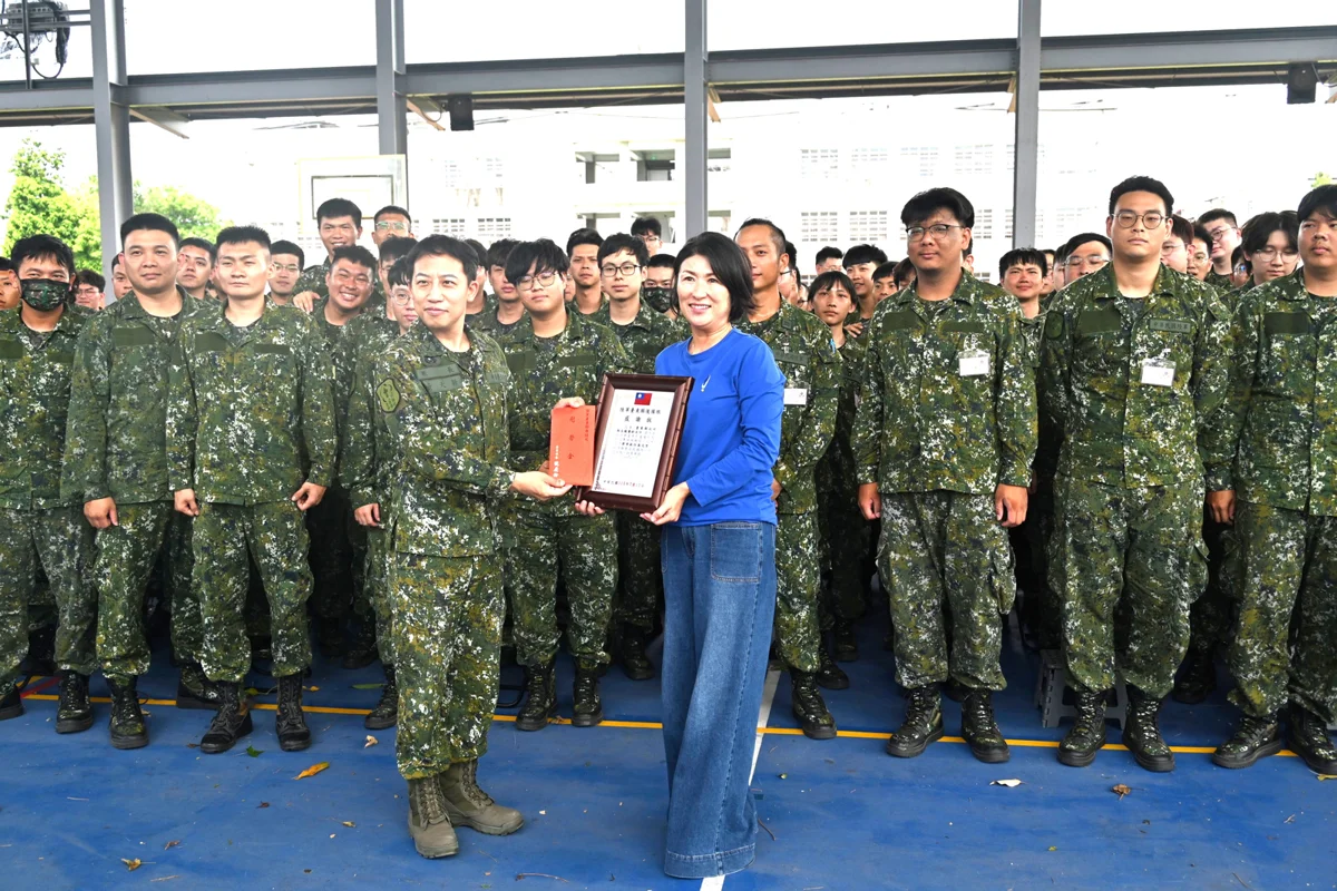 臺東14天教召遇颱風！縣長饒慶鈴赴公東高工慰勞 頒發慰勞金致敬後備弟兄