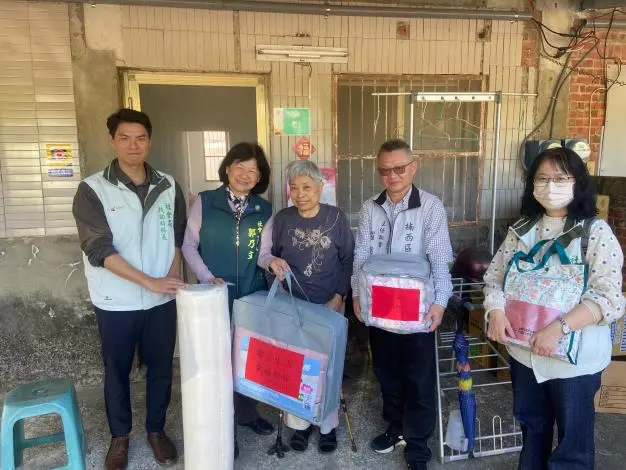 「市府沒忘記我們！」楠西地震週年送暖，8旬嬤獲贈新床墊感動緊握局長手