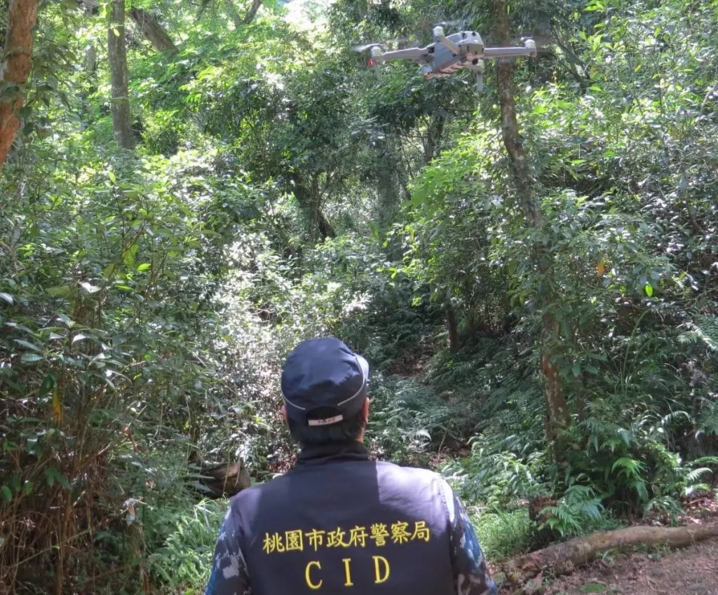 科技防犯!大溪警方搭無人機監控,鎖定山老鼠大舉破獲林木盜伐案