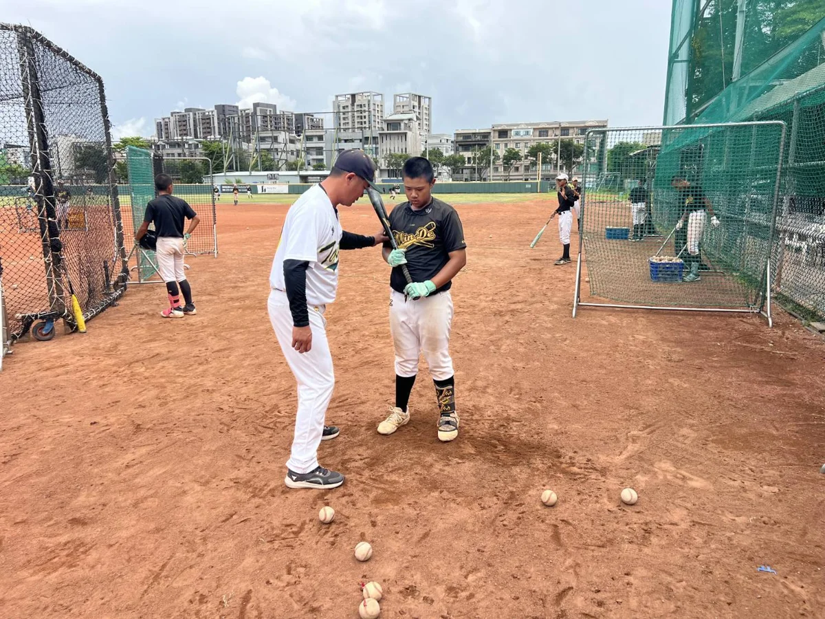 傳承棒球魂!臺南城市棒球隊走入25校,專業教練親授打擊、投球秘訣