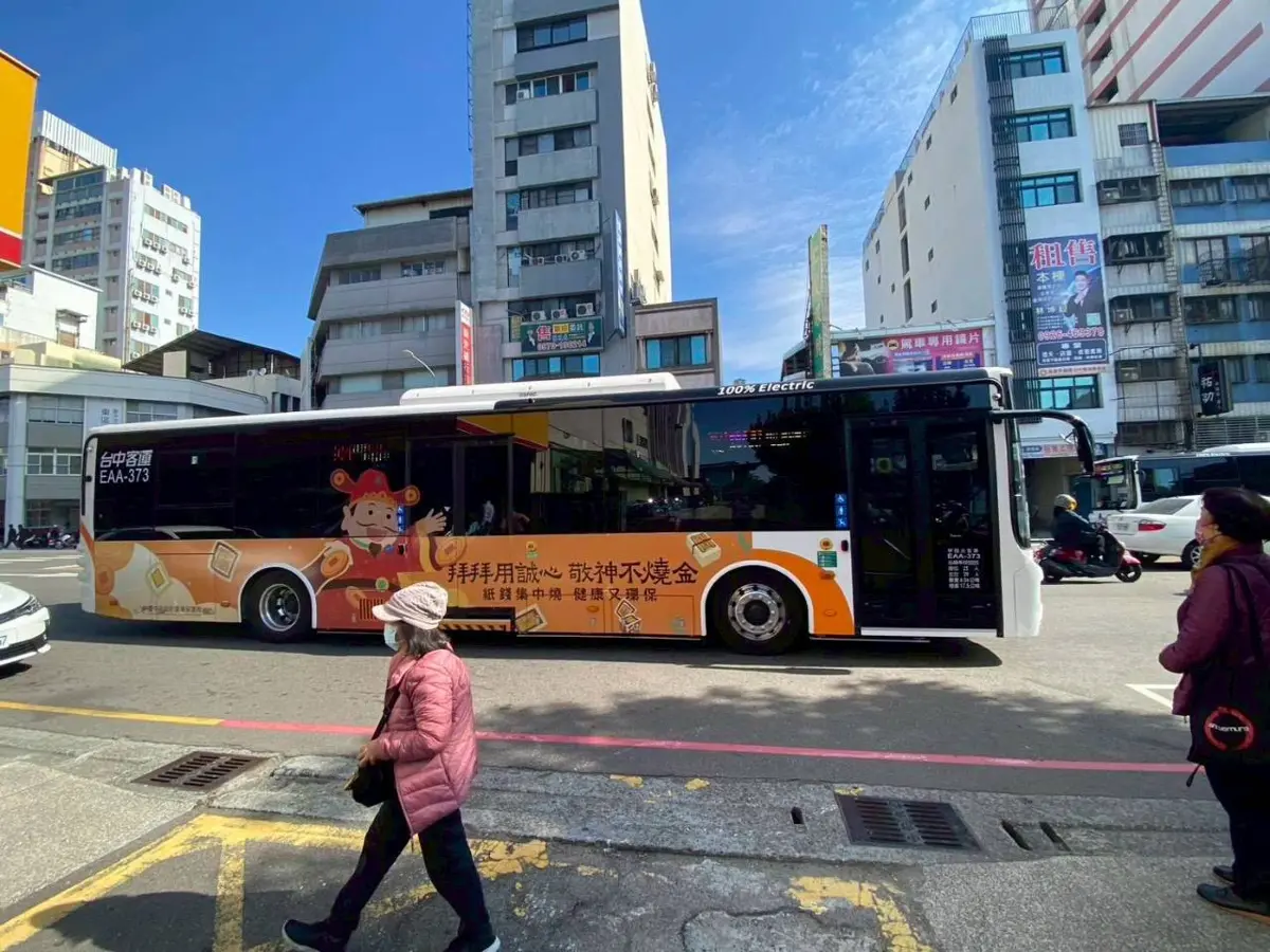 台中春節限定!彩繪公車上路宣傳「環保祭祀」,拜拜求福氣還能顧健康