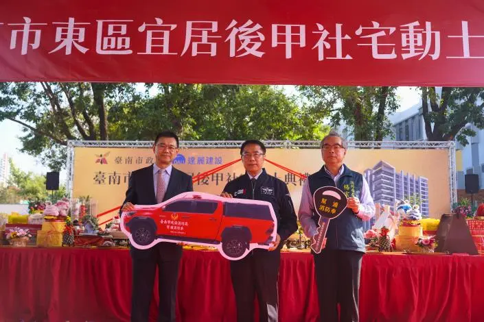 台南消防戰力再升級!達麗建設豪捐250萬「水陸兩用」消防車