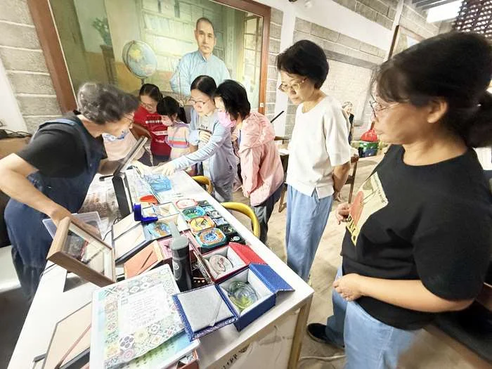 廢棄高粱酒瓶大變身!金湖琉璃手作課秒殺,親子共創獨一無二綠能藝術