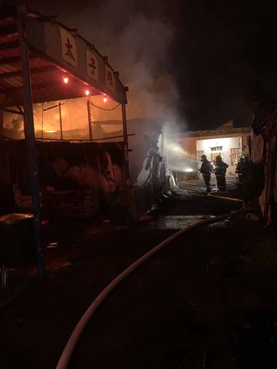 屏東恆春鐵皮屋深夜全面燃燒！疑「未熄滅菸蒂」惹禍 警消急灌救幸無人傷亡