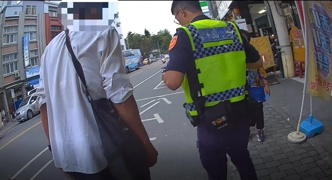 臺東老翁就醫苦無車資卡關!暖警自掏腰包買車票助返家