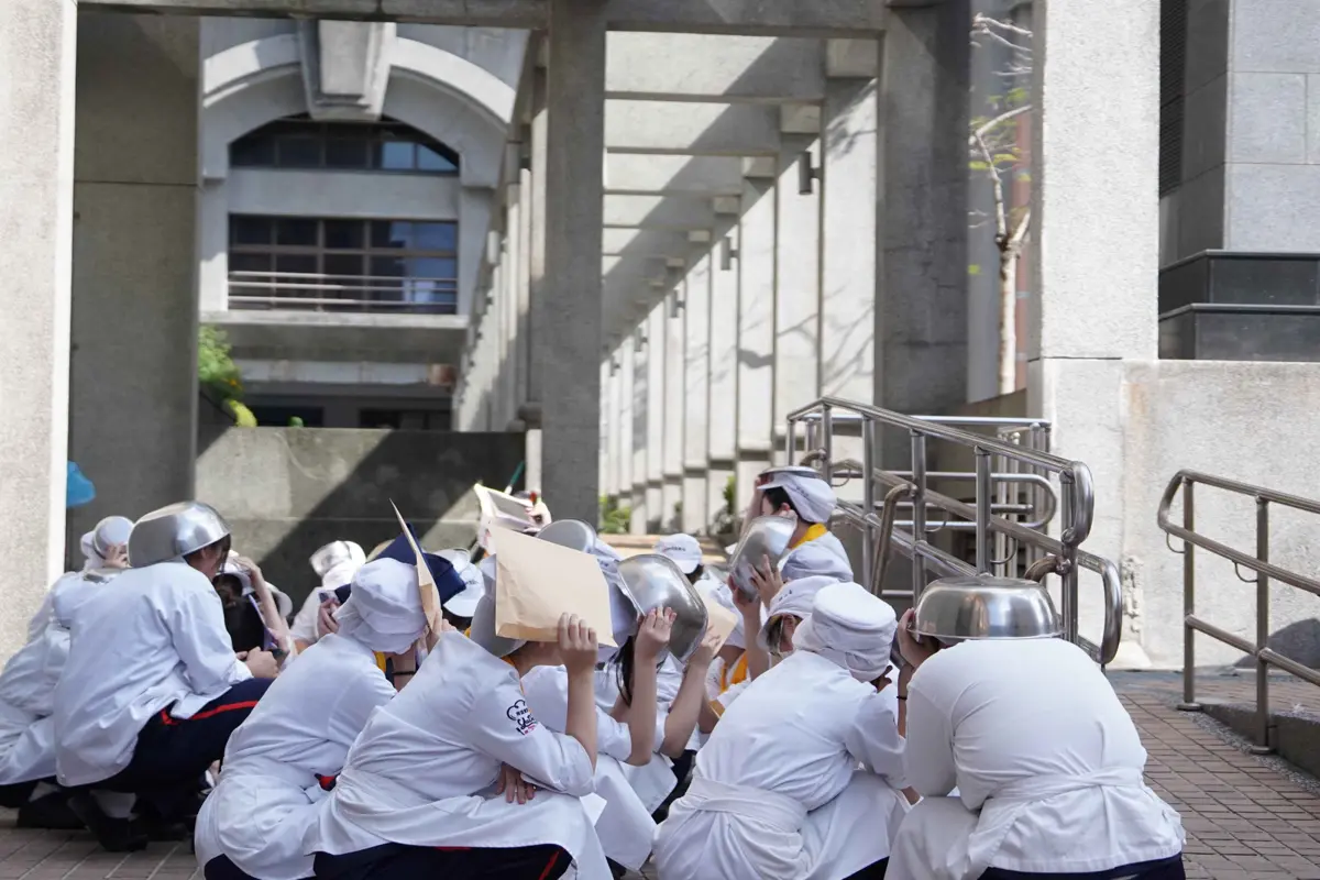 地震來了怎辦?育達高中防災演練超逼真,學生拿「鍋子」護頭成亮點