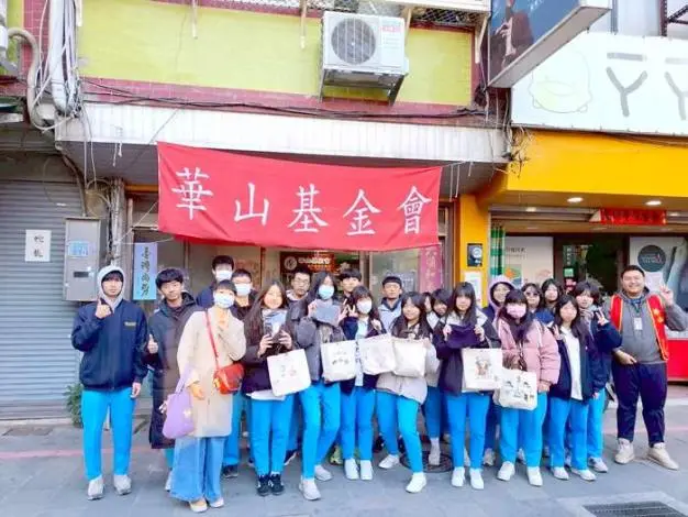 金門高中百條手織圍巾送暖!學生走入社區 溫暖獨居長輩心房