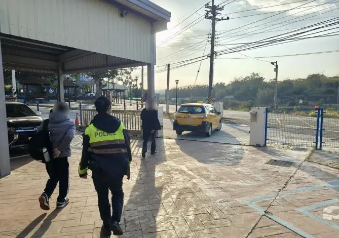 苗栗男學生搭錯車急壞!通霄暖警秒變「及時雨」助平安返校