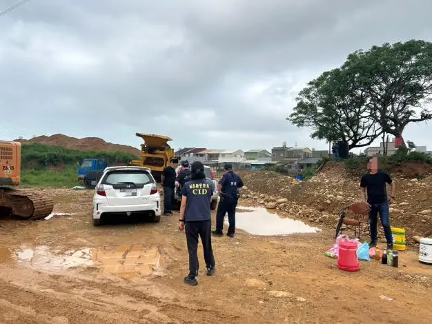 通霄濫倒廢土釀禍!豪雨沖毀民宅 警強勢介入逮10人送辦