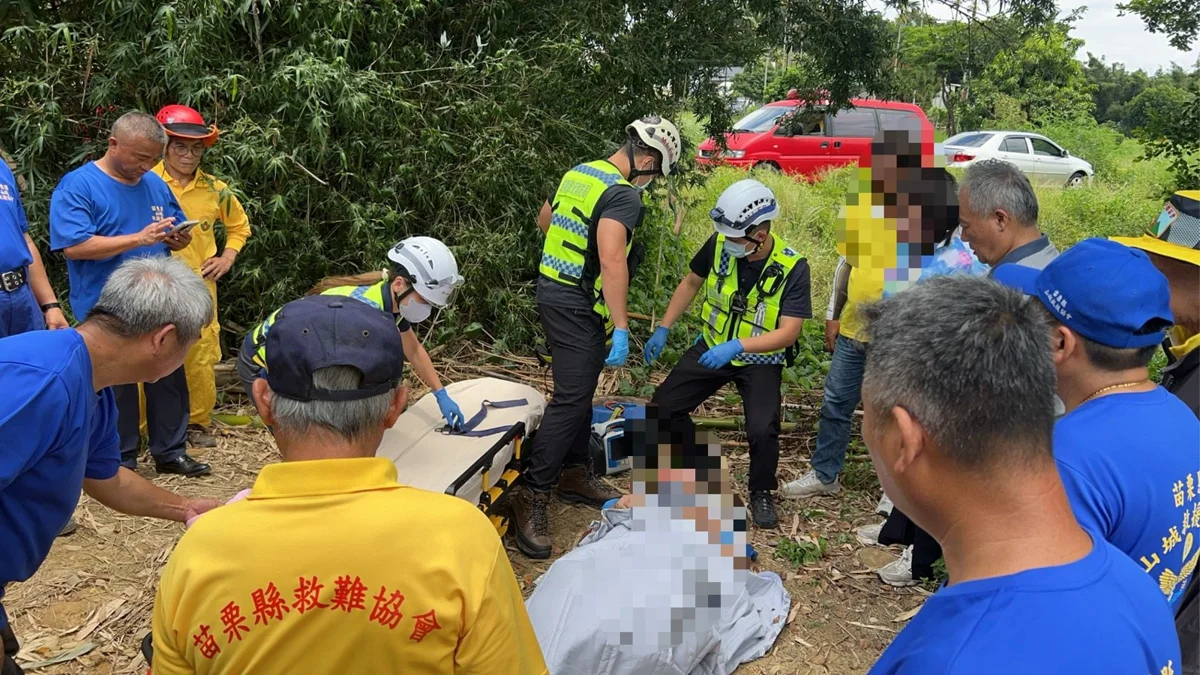 苗栗8旬失智翁深夜迷航!警民漏夜地毯式搜索 果園水溝旁平安尋獲