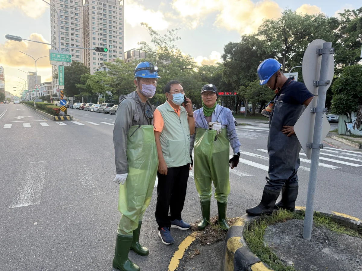 巴威颱風逼近!水利局潛入下水道揪「淹水元凶」 居民群組狂讚