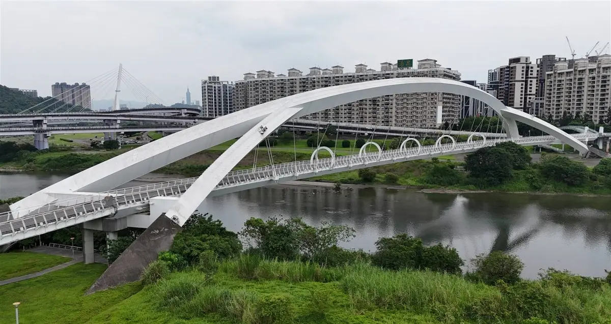 新店陽光橋「洗白」了!高空蜘蛛人洗刷刷 恢復純白拱橋美景