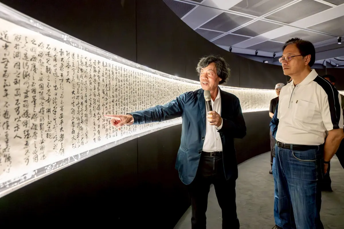 桃園巨幅書藝展出 張市長感動欣賞