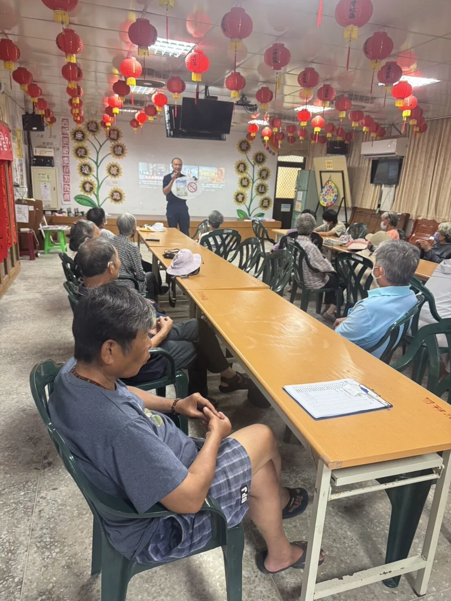 暑假守護不打烊!竹灣派出所深入社區宣導防詐與交安