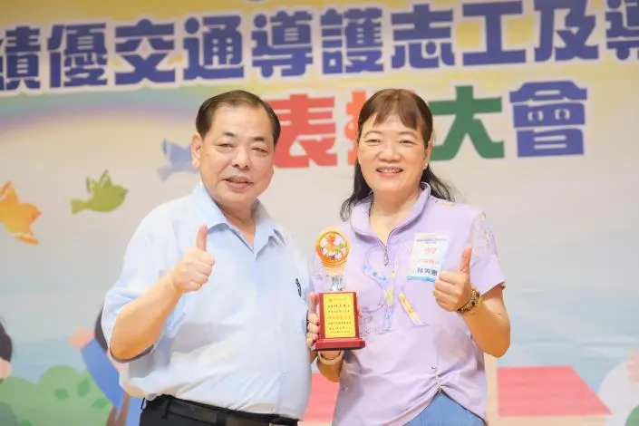 守護學童35年!竹縣表揚百歲人瑞級「路口守護神」,最暖風景感動全場