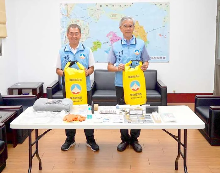 金門「緊急避難包開箱照」活動開跑!副縣長親自示範,籲鄉親及早準備