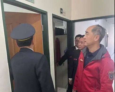 春節前夕暖心打氣!苗栗消防局長匡夢麟訪視後龍分隊 肯定基層辛勞